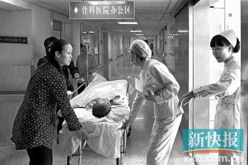 ■11月27日中午,在父母与医护人员的陪同下,熊仪转入骨科ICU病房。熊仪一案曾牵动广州无数人心。CFP供图