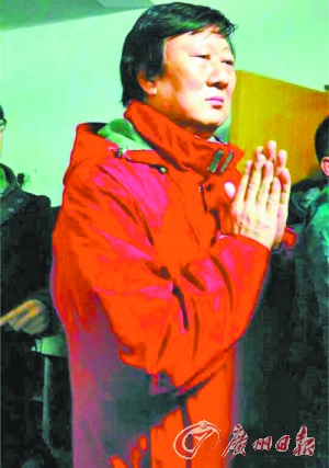 　　汤计在宣布判决的那一刻，双手祈祷。 （图片源自网络）