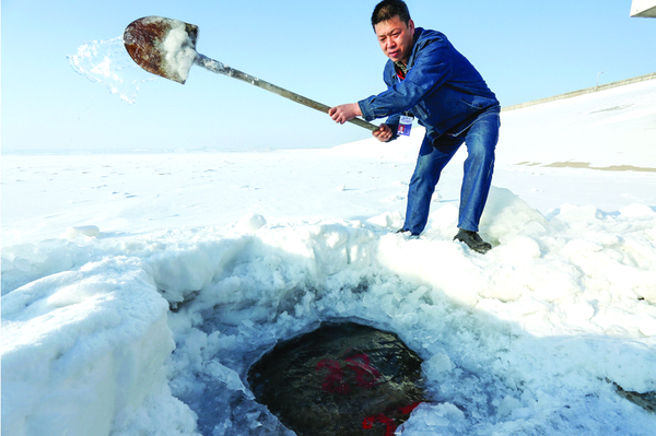 水业集团工作人员在乌拉泊水库水面检查口做检查。