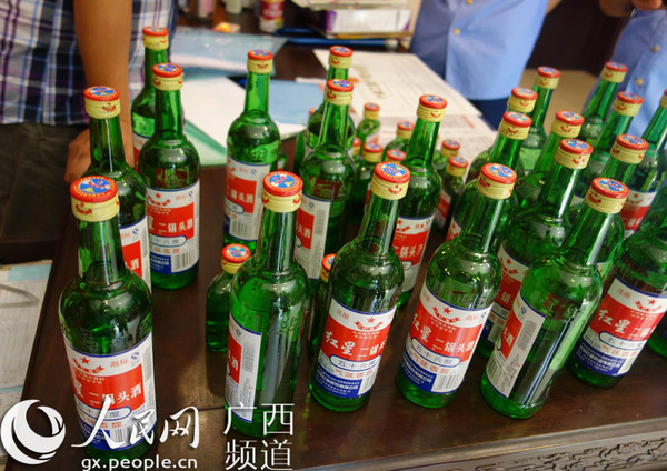 图为假冒“红星”注册商标的二锅头酒