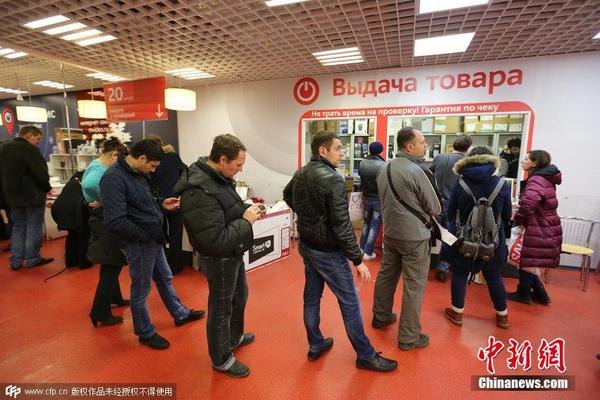 俄罗斯卢布持续贬值 居民排长队取款购物(图)|