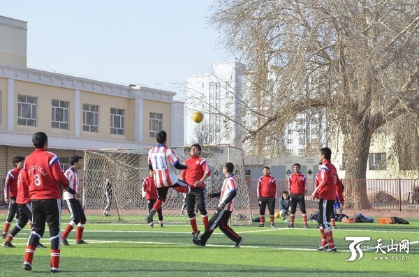新疆阿瓦提县首支青年足球队成立