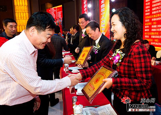 12月19日,新疆维吾尔自治区工商联副主席任秀娟为新当选的副会长颁牌。