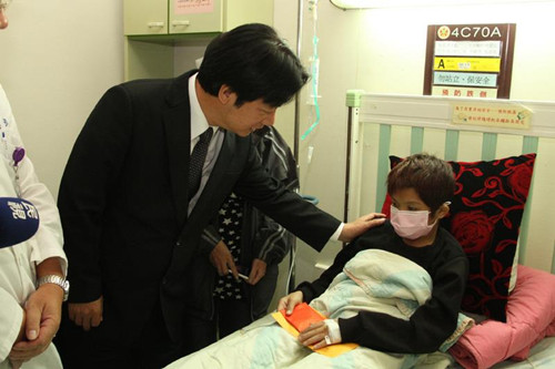 台南市长赖清德（左）21日前往医院探视少年。“中央社”