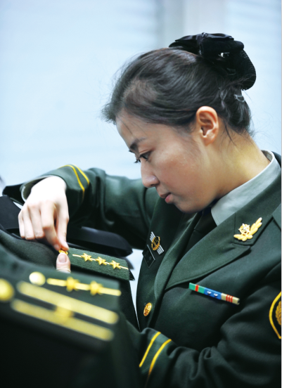 　　在工作间隙，刘璐帮同事们整理衣物。正是对这身橄榄绿无限憧憬，大学毕业后刘璐才毅然走进警营。