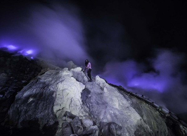 印尼伊布火山发生多次喷发 火山灰柱最高达五千米