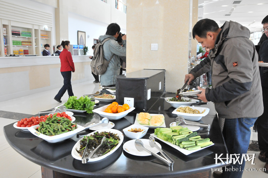 京港澳高速公路望都服务区自助餐。长城网 张强 摄