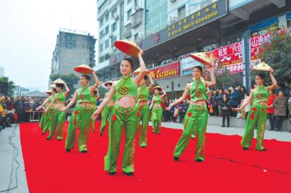 平昌<em>广场舞</em>大赛 铰子妹子最叫卖|排练|广场_凤