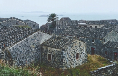 ?平潭流水镇君山村的石厝,是极有海洋特色的民居建筑。 本报记者 林熙 摄