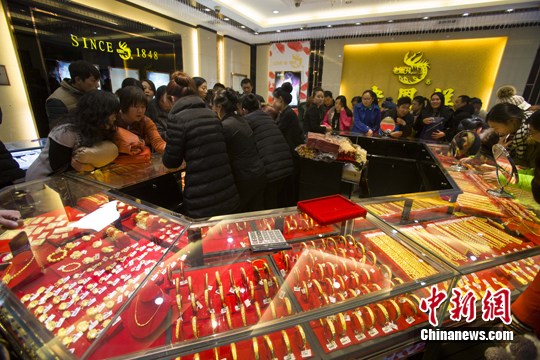 圣诞节黄金降价促销 太原一金店人头攒动|黄金