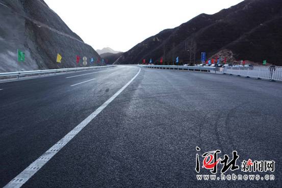 12月24日，111国道南大梁至撒袋沟门段竣工通车。河北省交通运输厅供图