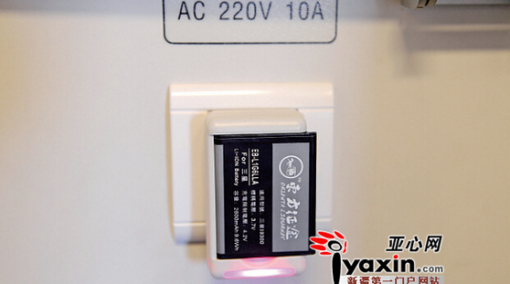 座位下、车厢两端、卫生间、洗脸间等处都有插座。图/亚心网记者 张万德