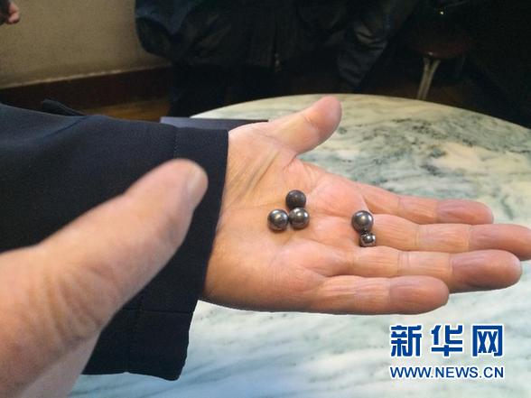 退休干部张振铎向记者展示家里遭枪击的钢珠（12月26日摄）。 新华社记者张兴军摄