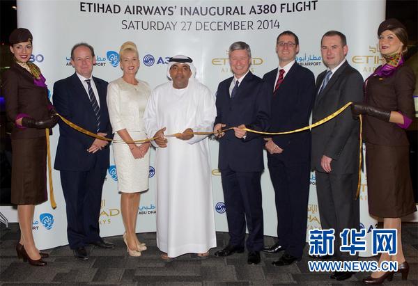 阿提哈德航空27日凌晨在阿布扎比国际机场举行A380执飞希思罗航线首飞剪彩仪式。新华社发/阿提哈德供图