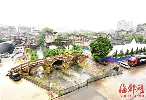 建于清嘉庆年间的三通桥，是三捷河上最大的保存最完好的石拱桥，见证着上下杭百年商贸兴衰史，也可以从这里总览上下杭全貌