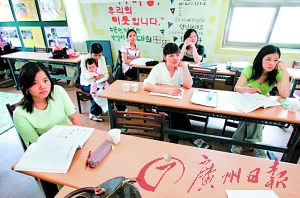 　　越南新娘们在上韩语课。（资料图片）