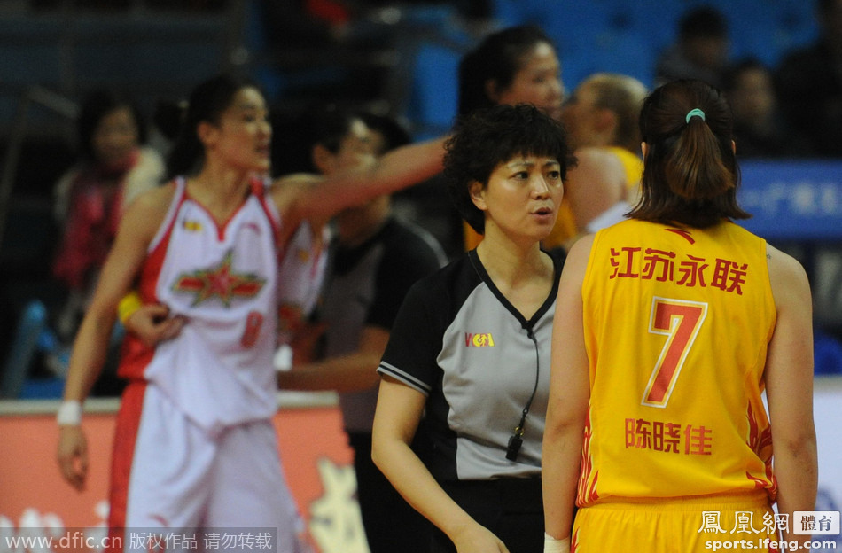 WCBA再现争议事件 江苏球员疑似打人比赛中