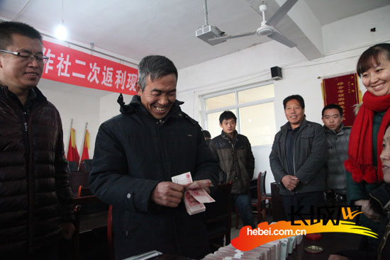 肃宁县东发养殖合作社为社员二次返利分红32