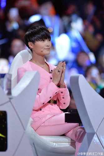 李宇春跨年夜送观众吉他 模仿小羊叫声(组图)|