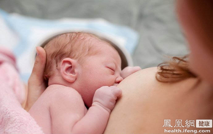 实拍<em>女子</em>家中<em>水中分娩</em>全程(组图)_亲子频道_凤
