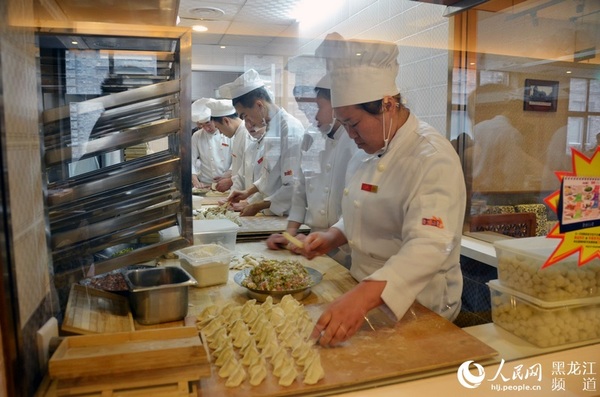 全员上阵包饺子。汪晓涛 摄