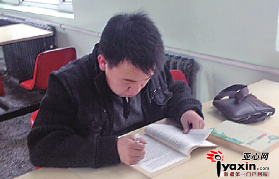 1月1日13时许，赵振宇在新疆教育学院食堂餐厅一角看书。