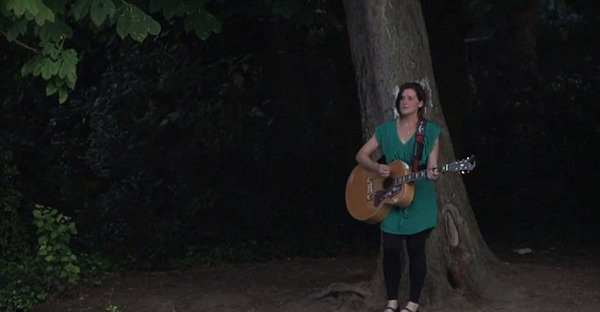 求婚策划公司还雇用了一个吉他手全程配上浪漫的乐曲。（网页截图）