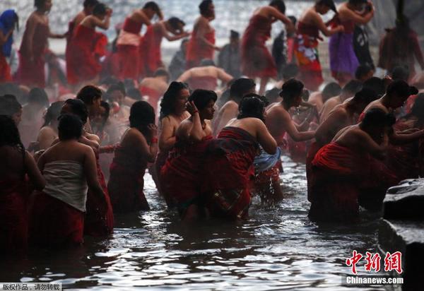 尼泊尔印度教徒集体沐浴 祈求美满婚姻生活|尼