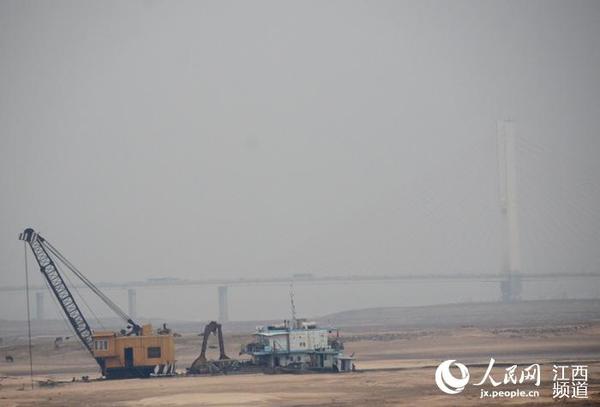 4日和5日，南昌遭遇雾霾，隔江望去，眼前一片白茫茫。