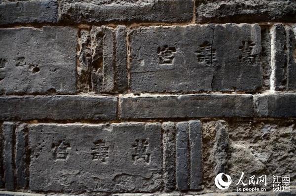 “持志堂”外墙的每一块砖头上都刻有“万寿宫”的字样。