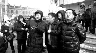 哈尔滨大火遇难消防员回乡下葬|老人|月工资