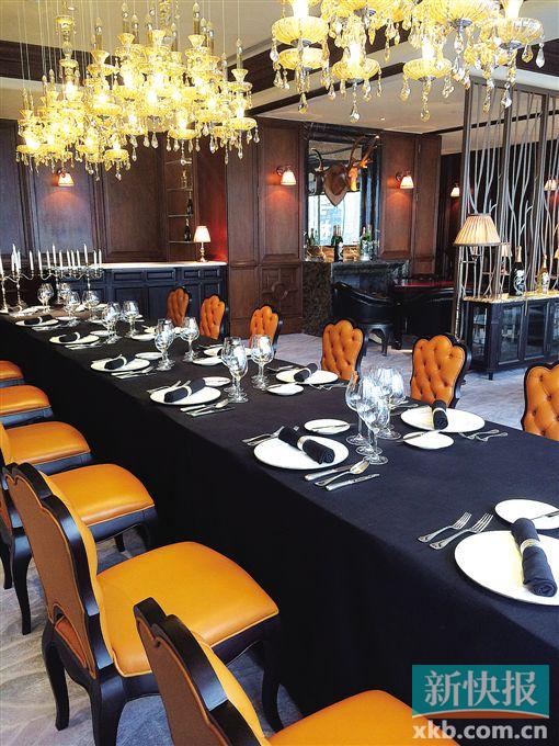 3    27楼的“云府”餐厅设有4个独享私人包房,设计是融入中国元素灵感的欧式风味。