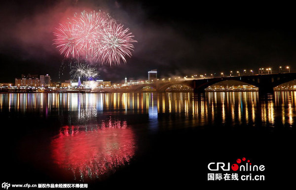 　　当地时间2015年1月7日，俄罗斯克拉斯诺雅茨克燃放烟花庆祝东正教圣诞节。图片来源：CFP