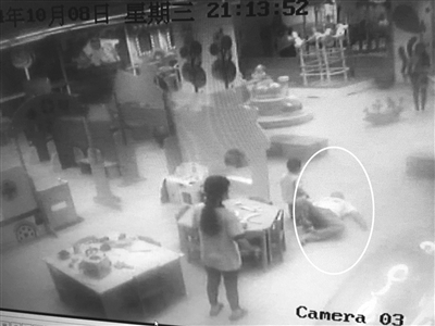 首位女首席飞行员_飞行员每个月收入(2)