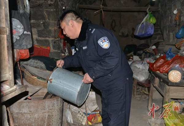 小心翼翼地把挑回的山泉水倒进老人的水缸中