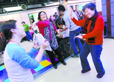 失独家庭老人的快乐新希望|游戏|学生