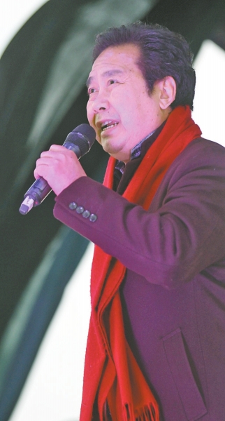 河南豫剧院送戏下乡 乡亲们拎着小板凳寒风中