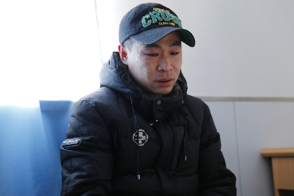 　　医生介绍完妻子的病情，张海林终于控制不住了自己的情绪。（李昊炯 摄）