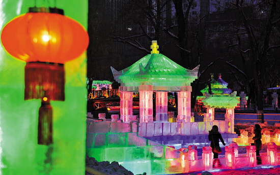 哈尔滨冰灯艺术游园会,彩色琉璃的梦幻城堡 王建威 摄