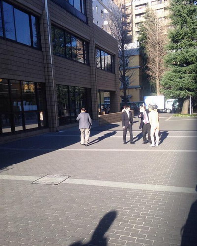 日本网络上关于男性教师全裸事件的照片（网页截图）