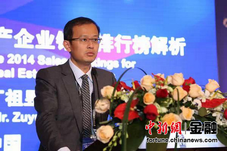 2019经济新闻人物姚明_7月25日,姚明与曾经执教过他的教练以及国家队的队友代表在仪式上...(2)