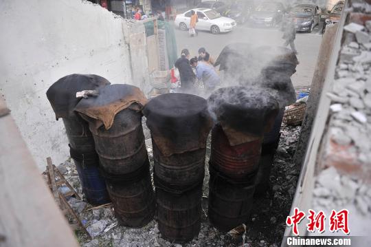 重庆街头烟熏腊肉香肠生意火|老板|腊肉