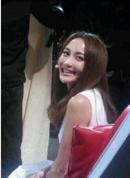 姚笛出轨门后首度公开亮相 笑容灿烂|姚笛|微博