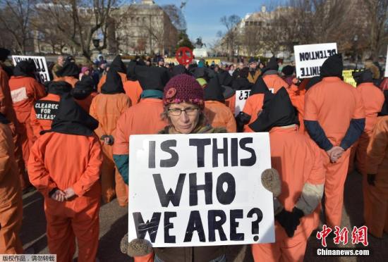 资料图：美国民众聚集在白宫门前进行抗议活动，要求美国政府兑现关闭关塔那摩监狱的承诺。