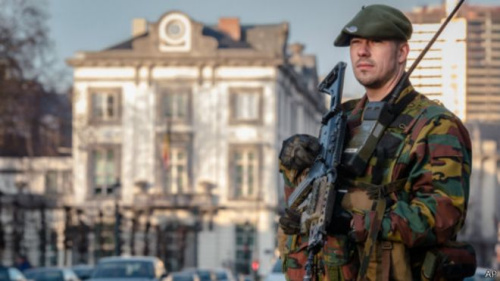 身着制服的军人驻守在布鲁塞尔街头。