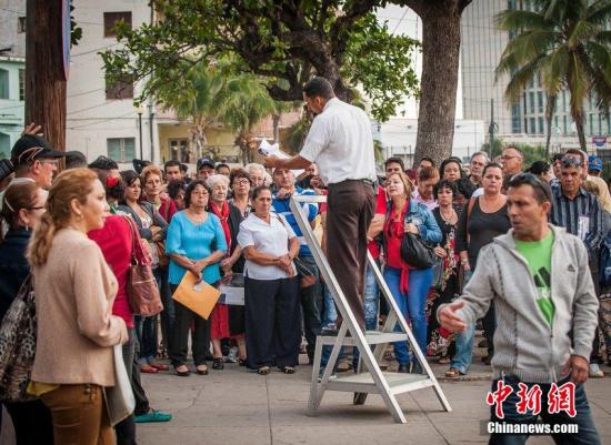资料图：当地时间2014年12月22日，古巴哈瓦那，古巴民众在美国驻古巴首都哈瓦那办事处外排队等待申请签证。图片来源：CFP视觉中国