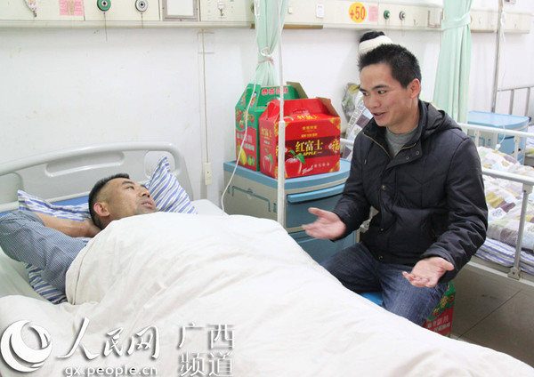 1月17日，心理咨询师吴星添（右一）在给住院伤员进行心理辅导。