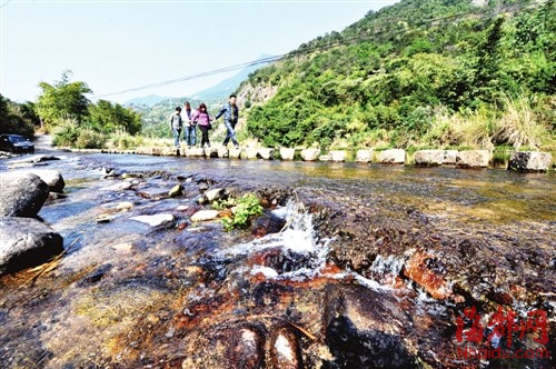 上街溪源宮青山綠水間冒啟程現(xiàn)機(jī)挖掘機(jī)河道清淤(圖2)