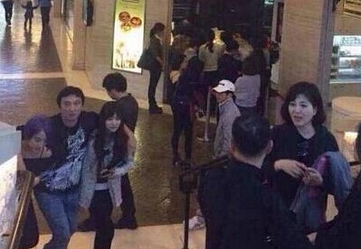 王思聪取消关注张予曦 逛街左拥右抱美女相随