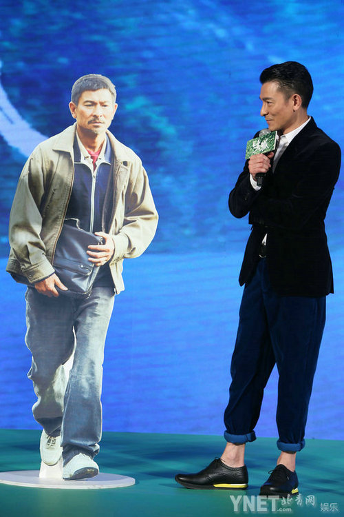 《失孤》首次发布会 刘德华井柏然现场骑摩托